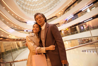 幸福夫妇逛街购物亚洲人高清摄影