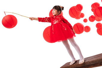 红灯笼旁提着灯笼玩耍的小女孩一个人高端照片