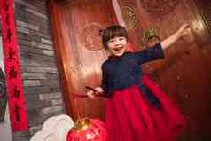 小女孩手提红灯笼庆祝新年中国元素高清素材