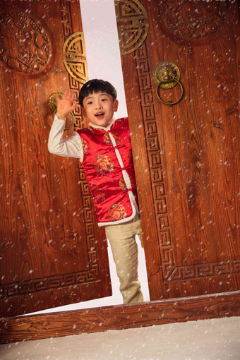 快乐的小男孩庆祝新年门口高端摄影