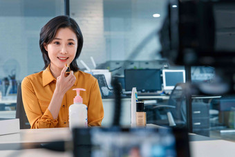 青年女人在线直播销售化妆品