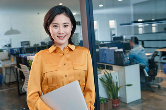 在办公室里用平板电脑的商务女士中国人图片
