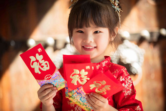 可爱的小女孩拿着红包中国元素高清影相