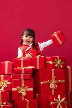 幸福的小女孩收到许多新年礼物