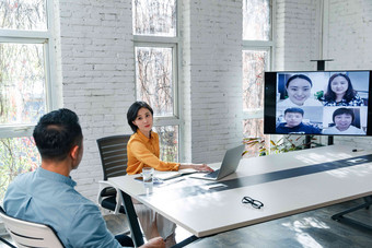 商务男女在会议室开视频会议中国人氛围影相
