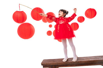 红灯笼旁提着灯笼玩耍的小女孩传统服装高端素材