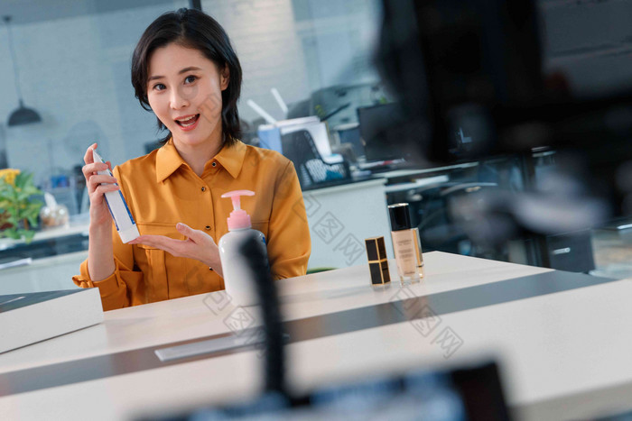 青年女人在线直播销售化妆品摄影高清场景