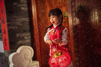雪中小女孩手提红灯笼玩耍一个人氛围图片