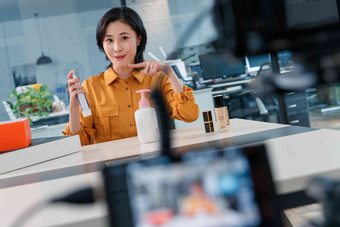 青年女人在线<strong>直播</strong>销售化妆品商务人士高清摄影图