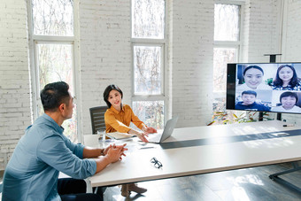 商务男女在会议室开视频会议成年人高清镜头