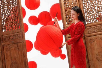 漂亮女人在红灯笼上书写中国文化写实拍摄