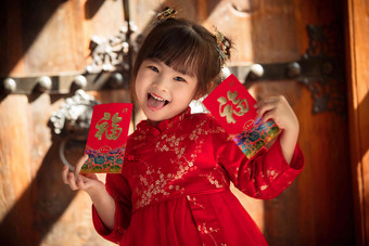 可爱的小女孩拿着红包传统文化场景