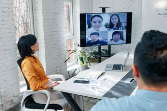 商务男女在会议室开视频会议六个人氛围摄影图