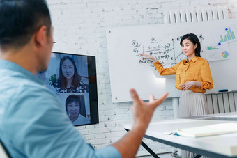 <strong>商务男</strong>女在会议室开视频会议青年女人高清场景