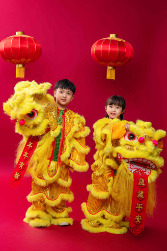 欢乐的男孩女孩舞狮庆祝新年