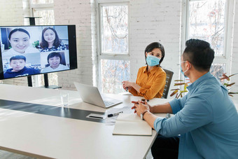 商务男女在会议室开视频会议电脑写实镜头