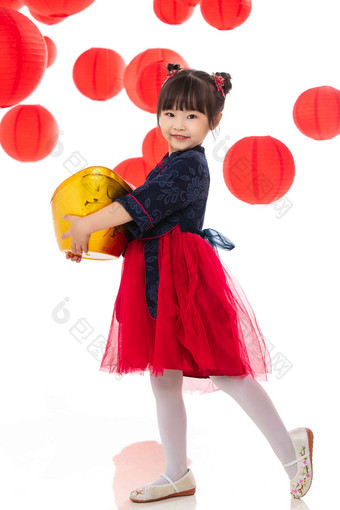 可爱的小女孩抱着金元宝传统服装写实照片
