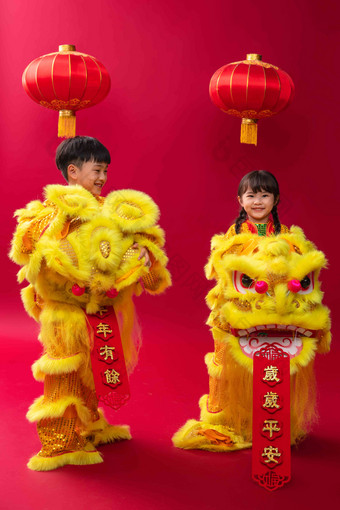 欢乐的男孩女孩<strong>舞</strong>狮庆祝新年