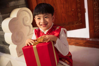 可爱的小男孩抱着礼品盒童年高质量图片