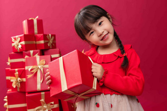 快乐的小女孩收到许多节日礼物东方人高端图片
