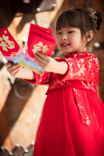 可爱的小女孩拿着红包女孩清晰场景