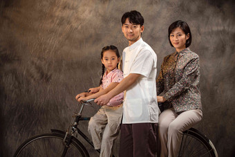 家庭照家庭中国文化8年代风格摄影图