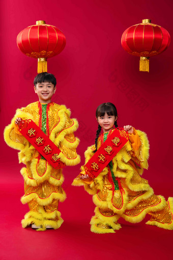 欢乐的男孩女孩舞狮庆祝新年