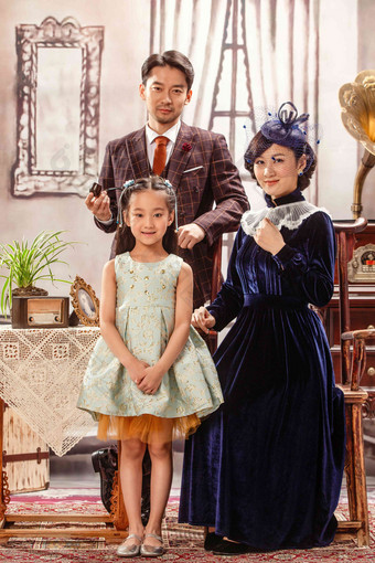 家庭照女孩中国彩色图片