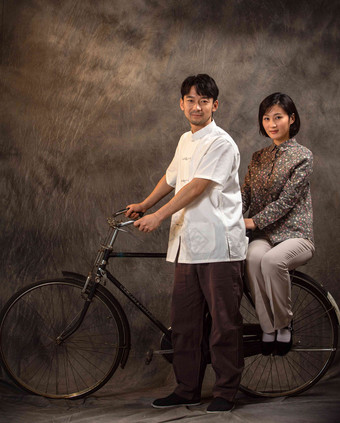 家庭照家庭自行车东方人写实素材