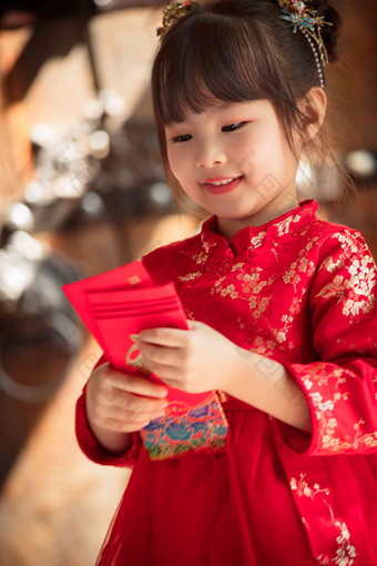 可爱的小女孩拿着<strong>红包</strong>中国人氛围素材