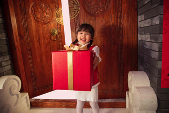 <strong>拜年</strong>的可爱小女孩拿着礼品盒礼品盒氛围照片