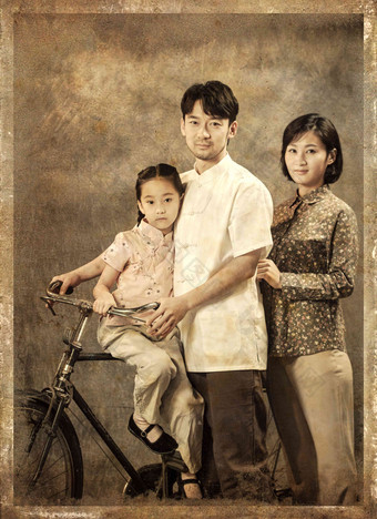 幸福家庭老照片中国元素写实摄影图
