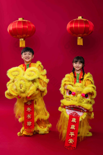 欢乐的男孩女孩<strong>舞</strong>狮庆祝<strong>新年</strong>