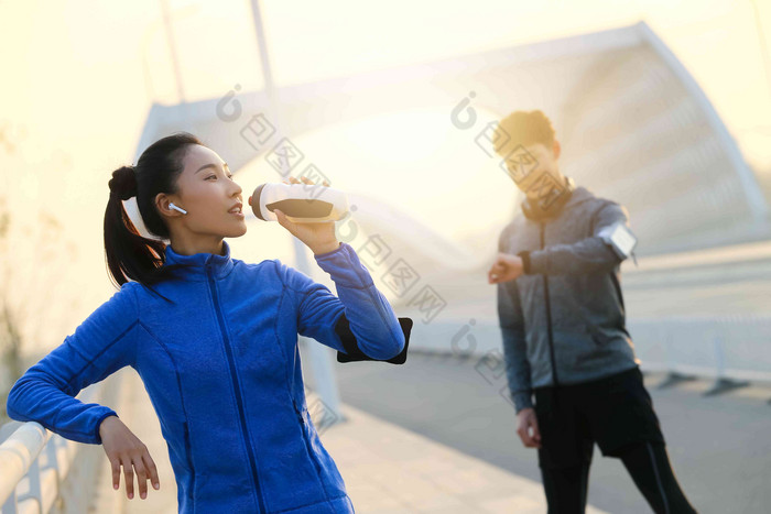 青年男女户外锻炼水平构图照片