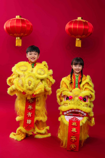 欢乐的男孩女孩舞狮庆祝新年