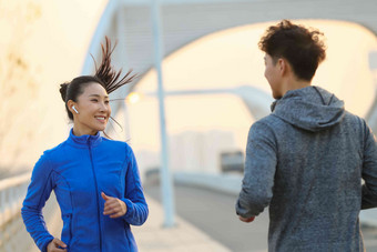 青年男女户外慢跑