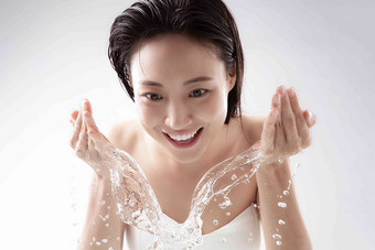 年轻女人中国洗面奶水花高端图片