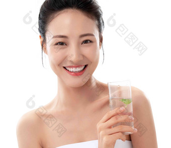 青年女人手拿水杯杯子相片