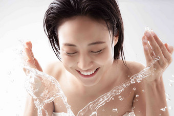 年轻女人中国洗面奶背景分离
