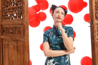 站在中式门前不开心<strong>的女人</strong>传统文化氛围摄影