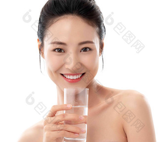 青年女人手拿<strong>水</strong>杯