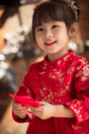 可爱的小女孩拿着红包传统节日场景
