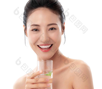 青年女人手拿<strong>水</strong>杯