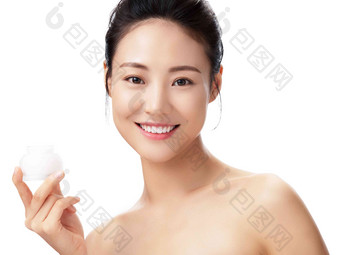 青年女人使用护肤品清洁高清照片