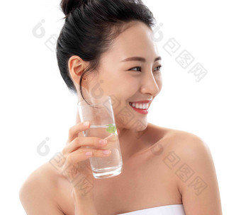 青年女人手拿水杯皮肤高端镜头
