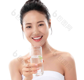 青年女人手拿<strong>水</strong>杯