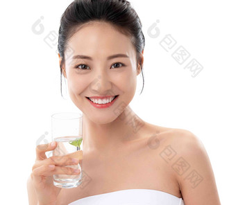 青年女人手拿<strong>水</strong>杯