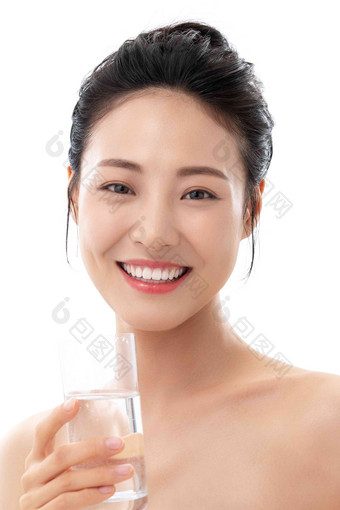 青年女人手拿<strong>水</strong>杯