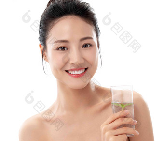 青年女人手拿<strong>水</strong>杯