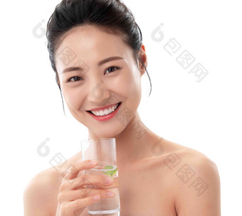 青年女人手拿<strong>水</strong>杯